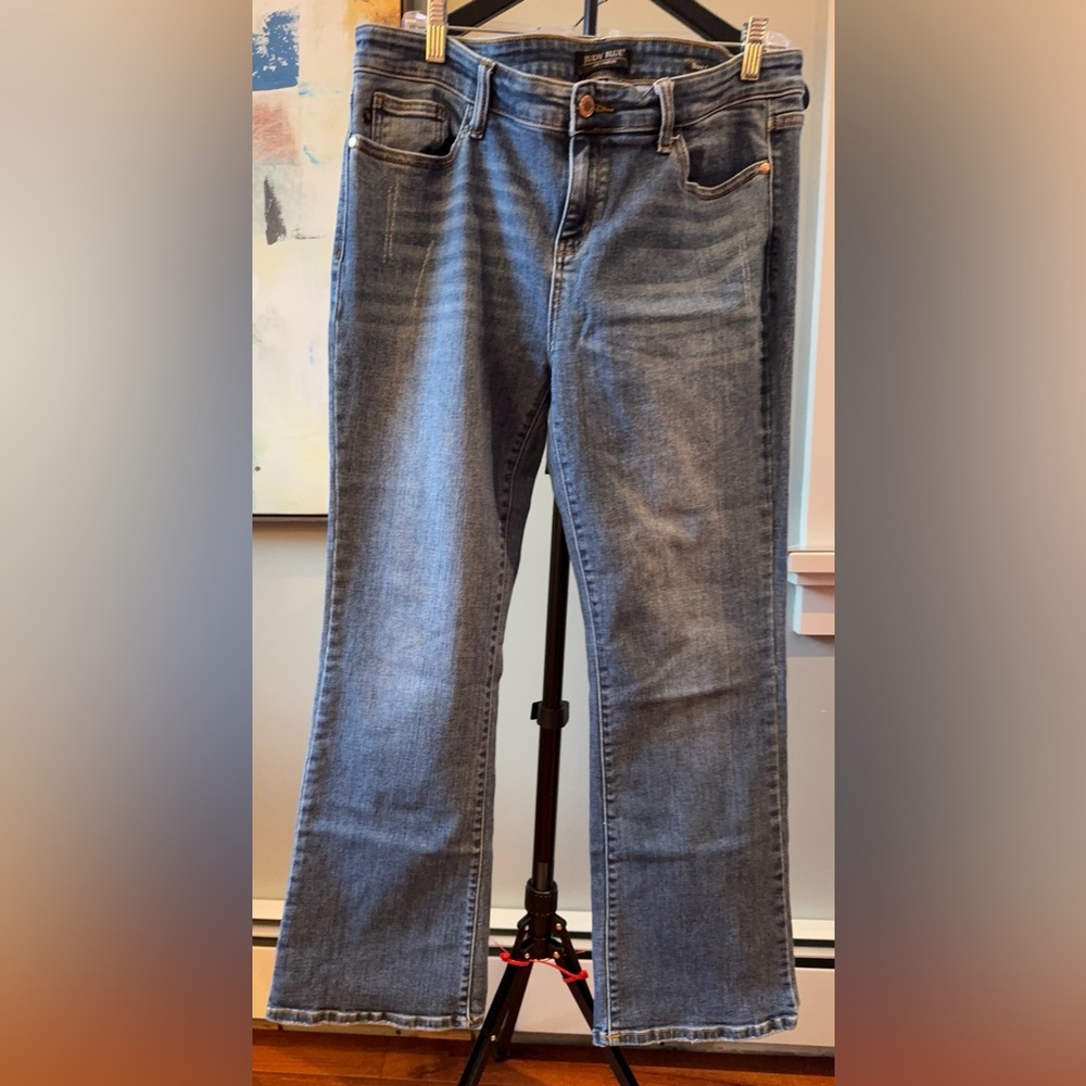 Judy Blue LA Boot Leg Jeans Mid rise(10) slightly distressed 15/32  Inseam 29